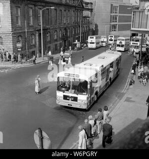 Mann Bendy Bus neue 1979 auf Waingate, Sheffield. Beachten Sie das Alte Rathaus/Old Court House im Hintergrund, während es voll funktionsfähig war. Das denkmalgeschützte Gebäude stammt aus dem Jahr 1810 aber leider hat nun baufällig und Verlassenheit gesunken. Stockfoto