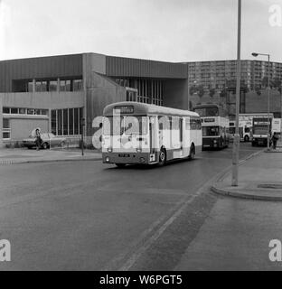 Bild von einem Doppeldeckerbus - Leyland Tiger Cub RTC 1/1 Roe Bodied UK-spec (B45D) Neu in 1965 mit einem South Yorkshire Transport livery. Die schwarzen und weißen erschossen wurde mehr als wahrscheinlich während der Mitte der siebziger Jahre als Ford Capri Mk II stammt aus dieser Zeit. Es zeigt eine verkehrsreiche Straße in Sheffield und beachten Sie die berühmte Brutalist gestalteten Park Hill Wohnungen sind im Hintergrund. Stockfoto