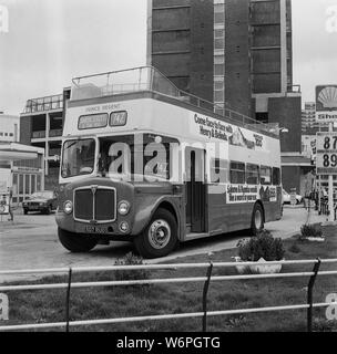 Einem oben offenen AEC Routemaster Double Decker Bus an einer Shell Tankstelle in London in den 1970er geparkt s Stockfoto