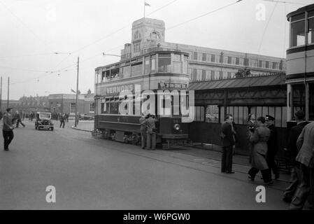 Birmingham Corporation Straßenbahnen betrieben ein Netz von Straßenbahnen in Birmingham von 1904 bis zum 4. Juli 1953. Das Bild von der Straßenbahn Nr. 561 wahrscheinlich kurz vor dem Ende der Straßenbahn genommen wurde. Es gibt durchaus ein paar Männer mit Kameras, die ein Interesse an der Erfassung der Erinnerungen und der Zeit vor der Straßenbahnen gestoppt wurden gezeigt hätte. Im Hintergrund ist Fort Dunlop und war der gemeinsame Name des ursprünglichen reifen Werk und dem Hauptsitz von Dunlop in der erdington Bezirk von Birmingham, England. Es wurde 1917 gegründet und im Jahre 1954 die gesamte Fabrik beschäftigte 10.000 Mitarbeiter. Stockfoto