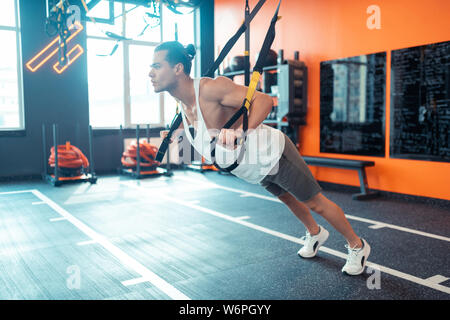 Smart stattlicher Mann mit Fokus auf den TRX Training Stockfoto