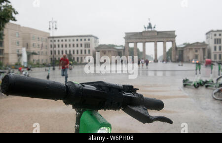 Berlin, Deutschland. 02 Aug, 2019. Es regnet vor dem Brandenburger Tor. Credit: Paul Zinken/dpa/ZB/dpa/Alamy leben Nachrichten Stockfoto