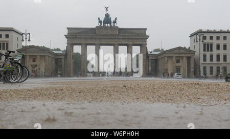 Berlin, Deutschland. 02 Aug, 2019. Es regnet vor dem Brandenburger Tor. Credit: Paul Zinken/dpa/ZB/dpa/Alamy leben Nachrichten Stockfoto