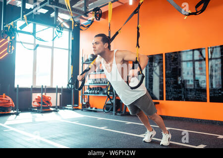 Schönen athletischen Mann Training während des Trainings Stockfoto