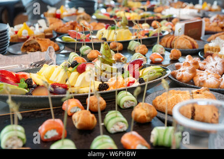 Eine Menge von verschiedenen Lebensmitteln auf die Gastronomie Tisch, self service Restaurant oder Hotel Frühstück Stockfoto