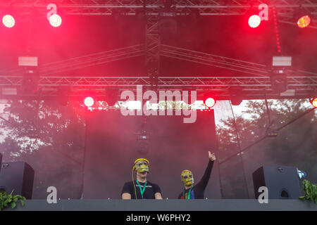 Brezje, Kroatien - 20. Juli 2019: Dj Die YellowHeads führt auf der Waldfläche, ultimative Wald Festival für elektronische Musik in Brezje, Croati entfernt Stockfoto