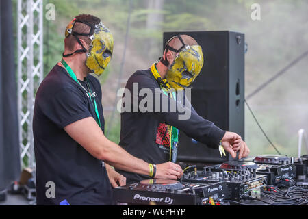Brezje, Kroatien - 20. Juli 2019: Dj Die YellowHeads führt auf der Waldfläche, ultimative Wald Festival für elektronische Musik in Brezje, Croati entfernt Stockfoto