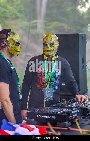Brezje, Kroatien - 20. Juli 2019: Dj Die YellowHeads führt auf der Waldfläche, ultimative Wald Festival für elektronische Musik in Brezje, Croati entfernt Stockfoto
