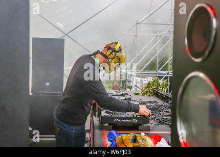 Brezje, Kroatien - 20. Juli 2019: Dj Die YellowHeads führt auf der Waldfläche, ultimative Wald Festival für elektronische Musik in Brezje, Croati entfernt Stockfoto