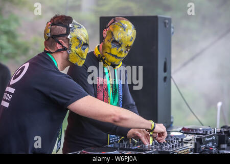 Brezje, Kroatien - 20. Juli 2019: Dj Die YellowHeads führt auf der Waldfläche, ultimative Wald Festival für elektronische Musik in Brezje, Croati entfernt Stockfoto