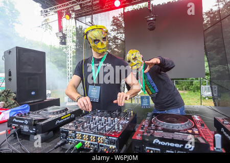 Brezje, Kroatien - 20. Juli 2019: Dj Die YellowHeads führt auf der Waldfläche, ultimative Wald Festival für elektronische Musik in Brezje, Croati entfernt Stockfoto