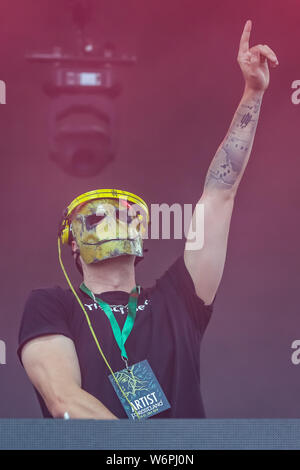 Brezje, Kroatien - 20. Juli 2019: Dj Die YellowHeads führt auf der Waldfläche, ultimative Wald Festival für elektronische Musik in Brezje, Croati entfernt Stockfoto