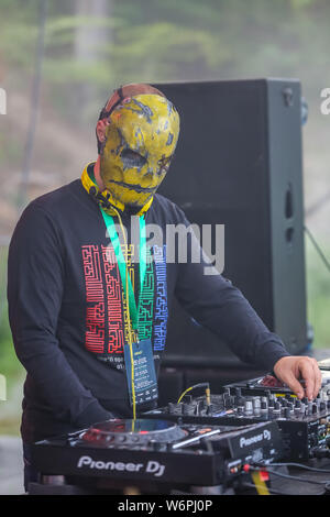 Brezje, Kroatien - 20. Juli 2019: Dj Die YellowHeads führt auf der Waldfläche, ultimative Wald Festival für elektronische Musik in Brezje, Croati entfernt Stockfoto