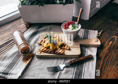 Wunderschön eingerichtete catering Bankett Tisch mit verschiedenen Snacks und Vorspeisen mit Sandwich, Kaviar, frische Früchte auf Corporate Weihnachten Stockfoto