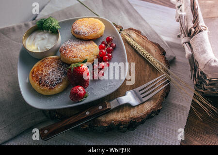 Wunderschön eingerichtete catering Bankett Tisch mit verschiedenen Snacks und Vorspeisen mit Sandwich, Kaviar, frische Früchte auf Corporate Weihnachten Stockfoto