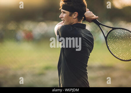 Pro tennis player üben auf einem Club Hof. Jungen männlichen Tennisspieler spielen auf einem Club Tennisplatz. Stockfoto
