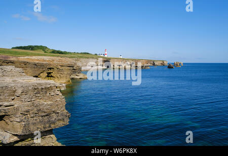 Die felsigen Klippen, die zu Lizard Point und der Rock arch See - auf der South Tyneside Küste Stapel an souter zwischen Whitburn und Marsden Stockfoto