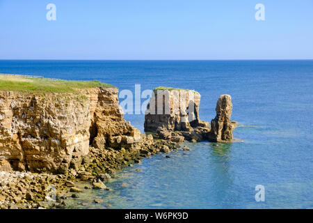 Die felsigen Klippen, die zu Lizard Point und der Rock arch See - auf der South Tyneside Küste Stapel an souter zwischen Whitburn und Marsden Stockfoto