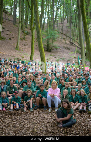 Hauenstein, Deutschland. 02 Aug, 2019. Bundesminister für Landwirtschaft Julia Klöckner (CDU) sitzt mit jungen Teilnehmer in den Wald während des Lagers von der Deutschen Wald Jugend der Schutzgemeinschaft Deutscher Wald. Klöckner sprach auch mit jungen Menschen über den Beitrag zu einer nachhaltigen Zukunft leisten kann. Credit: Oliver Dietze/dpa/Alamy leben Nachrichten Stockfoto