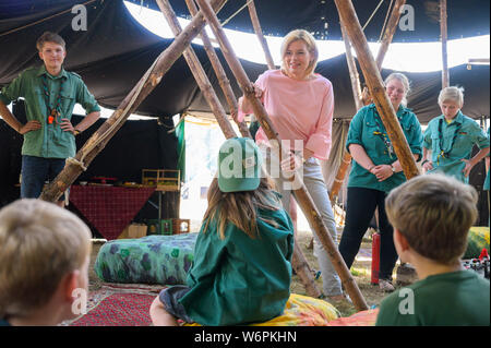 Hauenstein, Deutschland. 02 Aug, 2019. Bundesamt für Landwirtschaft Minister Julia Klöckner (CDU) spricht mit jungen Teilnehmer in das Lager von der Deutschen Wald Jugend der Schutzgemeinschaft Deutscher Wald. Klöckner sprach auch mit jungen Menschen über den Beitrag zu einer nachhaltigen Zukunft leisten kann. Credit: Oliver Dietze/dpa/Alamy leben Nachrichten Stockfoto