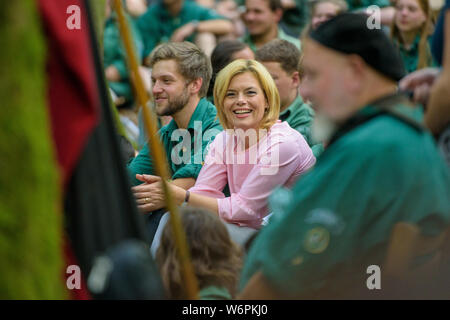 Hauenstein, Deutschland. 02 Aug, 2019. Bundesminister für Landwirtschaft Julia Klöckner (CDU) sitzt mit Teilnehmern in den Wald während des Lagers von der Deutschen Wald Jugend der Schutzgemeinschaft Deutscher Wald. Klöckner sprach auch mit jungen Menschen über den Beitrag zu einer nachhaltigen Zukunft leisten kann. Credit: Oliver Dietze/dpa/Alamy leben Nachrichten Stockfoto