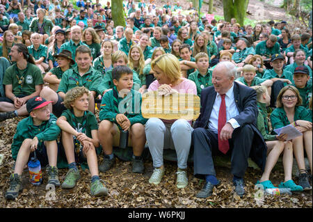 Hauenstein, Deutschland. 02 Aug, 2019. Bundesminister für Landwirtschaft Julia Klöckner (CDU) sitzt zusammen mit Wolfgang von Geldern, Präsident der Schutzgemeinschaft Deutscher Wald, mit jungen Teilnehmer in den Wald während des Lagers von der Deutschen Wald Jugend der Schutzgemeinschaft Deutscher Wald. Klöckner sprach auch mit jungen Menschen über den Beitrag zu einer nachhaltigen Zukunft leisten kann. Credit: Oliver Dietze/dpa/Alamy leben Nachrichten Stockfoto