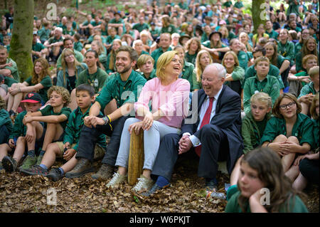 Hauenstein, Deutschland. 02 Aug, 2019. Bundesminister für Landwirtschaft Julia Klöckner (CDU) sitzt zusammen mit Wolfgang von Geldern, Präsident der Schutzgemeinschaft Deutscher Wald, mit jungen Teilnehmer in den Wald während des Lagers von der Deutschen Wald Jugend der Schutzgemeinschaft Deutscher Wald. Klöckner sprach auch mit jungen Menschen über den Beitrag zu einer nachhaltigen Zukunft leisten kann. Credit: Oliver Dietze/dpa/Alamy leben Nachrichten Stockfoto