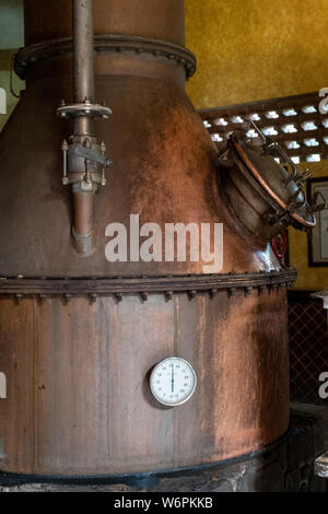 Ein Kupfer noch wo fermentiert Blue Agave Brei wird in Tequila im Casa Siete Leguas, El Centenario tequila Brennerei in Atotonilco de Alto, Jalisco, Mexiko. Nachdem durch eine steinerne Mühle die Agave Fasern mit Quellwasser vermischt sind, zerquetscht zu werden und fermentierte vor destilliert in Tequila. Die sieben Ligen tequila Brennerei ist eine der ältesten Destillerien in Familienbesitz und produziert handgefertigte Tequila mit traditionellen Methoden. Stockfoto