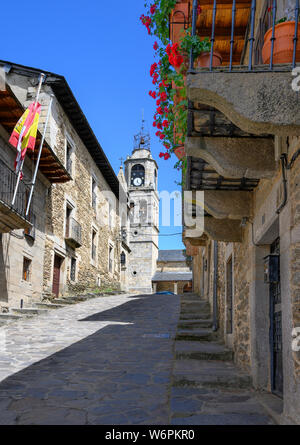 Traditionelle alte Häuser in der kleinen Stadt Puebla de Sanabria, mit dem Glockenturm von Santa María Del Azogue Kirche im Hintergrund, im Nordwesten Z Stockfoto