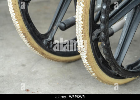 Entartete Flachbild-Reifen von alten Rollstuhl. Rollstuhl Reifen bekommen mit der Zeit abgenutzt. Stockfoto