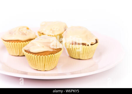 Süße Nachspeise, Kuchen mit Buttercreme auf weißem Hintergrund. Stockfoto