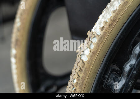 Entartete Flachbild-Reifen von alten Rollstuhl. Rollstuhl Reifen bekommen mit der Zeit abgenutzt. Stockfoto