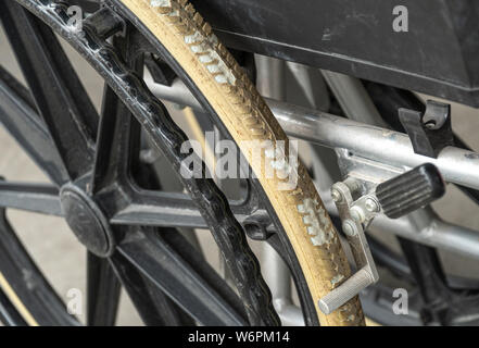 Entartete Flachbild-Reifen von alten Rollstuhl. Rollstuhl Reifen bekommen mit der Zeit abgenutzt. Stockfoto