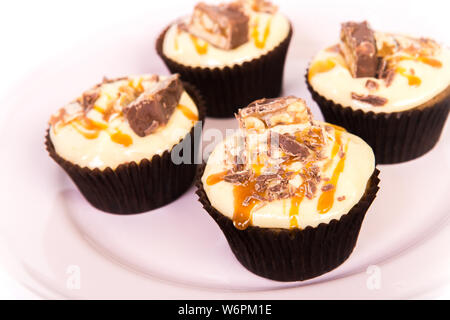 Süße Nachspeise, Kuchen mit Buttercreme auf weißem Hintergrund. Stockfoto