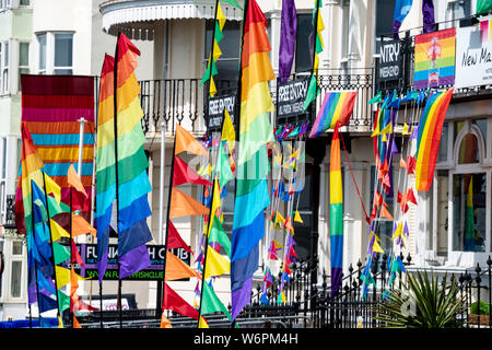 Brighton, Sussex, UK. 2 Aug, 2019. Die Vorbereitungen für dieses Wochenende Stolz feiern in Brighton Credit: Andrew Hasson/Alamy leben Nachrichten Stockfoto