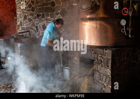 Ein Arbeitnehmer betreibt die noch verwendet, die mit Dampf und Druck Alkohol aus crushed Blue Agave Fasern für Tequila im Casa Siete Leguas, El Centenario Brennerei in Atotonilco de Alto, Jalisco, Mexiko zu extrahieren. Die sieben Ligen tequila Brennerei ist eine der ältesten Destillerien in Familienbesitz und produziert handgefertigte Tequila mit traditionellen Methoden. Stockfoto