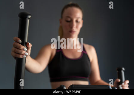 Frau Übung Elliptische cardio Lauftraining bei Fitness Gym Stockfoto