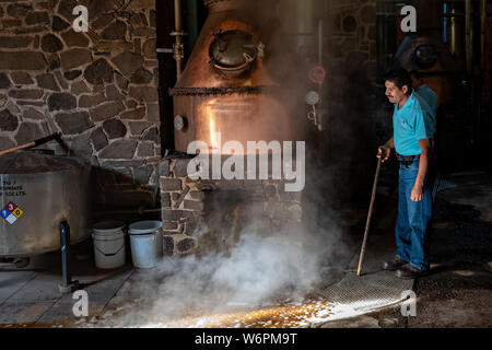 Ein Arbeitnehmer betreibt die noch verwendet, die mit Dampf und Druck Alkohol aus crushed Blue Agave Fasern für Tequila im Casa Siete Leguas, El Centenario Brennerei in Atotonilco de Alto, Jalisco, Mexiko zu extrahieren. Die sieben Ligen tequila Brennerei ist eine der ältesten Destillerien in Familienbesitz und produziert handgefertigte Tequila mit traditionellen Methoden. Stockfoto