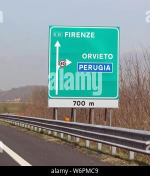 Große Autobahn Schilder mit italienischen Text mit dem Namen der Stadt Florenz, Orvieto und Perugia in Italien Stockfoto