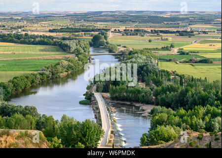 Mit Blick auf den medeival Brücke über den Fluss Douro aus der Stadt Toro, Provinz Zamora, Castilla y Leon, Spanien. Stockfoto