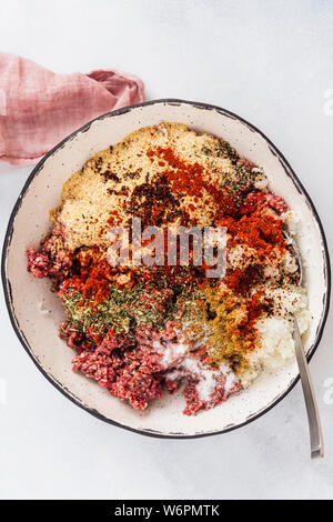 Türkisches köfte Zutaten in einer Schüssel aus Keramik Stockfoto
