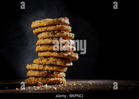 Einen Stapel frisch gebackene Hafer und Rosinen Cookies/Kekse, mit absichtlichen Platz auf der rechten Seite für Text. Stockfoto
