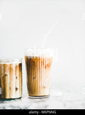 Hausgemachte Iced Latte Kaffee in Gläser auf Marmortisch, weißer Hintergrund, kopieren. Sommer kalten Drink Konzept Stockfoto