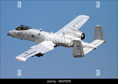 Eine isolierte A-10 Thunderbolt II (Warthog) Flugzeuge im Flug bei der Luftfahrtausstellung in London, 2017 in London, Ontario, Kanada. Stockfoto