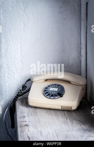 Retro Telefon beige auf Holz Fensterbänke, sprießen Stil. Drahtgebundene Kommunikation System. Stockfoto