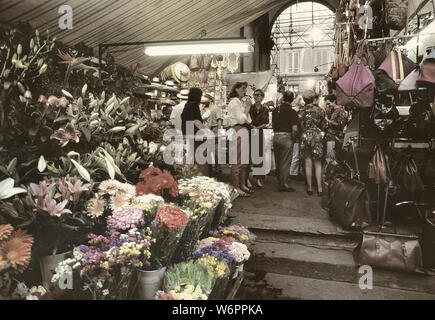 Einkaufen in Mercato Porcellino Markt, Florenz, Italien Stockfoto