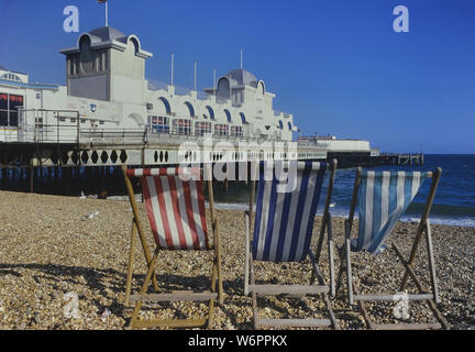 Strand Liegestühle vor dem South Parade Pier, Southsea, Portsmouth, Hampshire, England, UK. Ca. 80er Stockfoto
