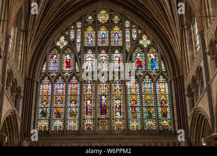 Nach unten das Kirchenschiff auf die grossen Osten Glasfenster (mit Bildern von vielen Heiligen und wichtigen religiösen Figuren) die Kathedrale von Exeter. Exeter, Großbritannien. (110) Stockfoto