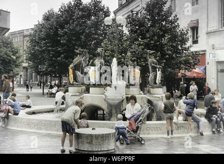 Einkaufen rund um die Queen Elizabeth Brunnen, Commercial Road, Portsmouth, Hampshire, England, UK. Ca. 80er Stockfoto