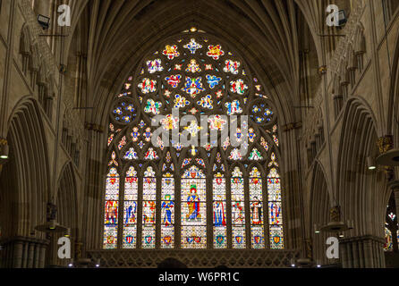 Nach unten das Kirchenschiff auf die Great West Glasfenster der Kathedrale von Exeter. Exeter, Großbritannien. Gewölbte/Gewölbe Decke gesehen werden kann. (110) Stockfoto